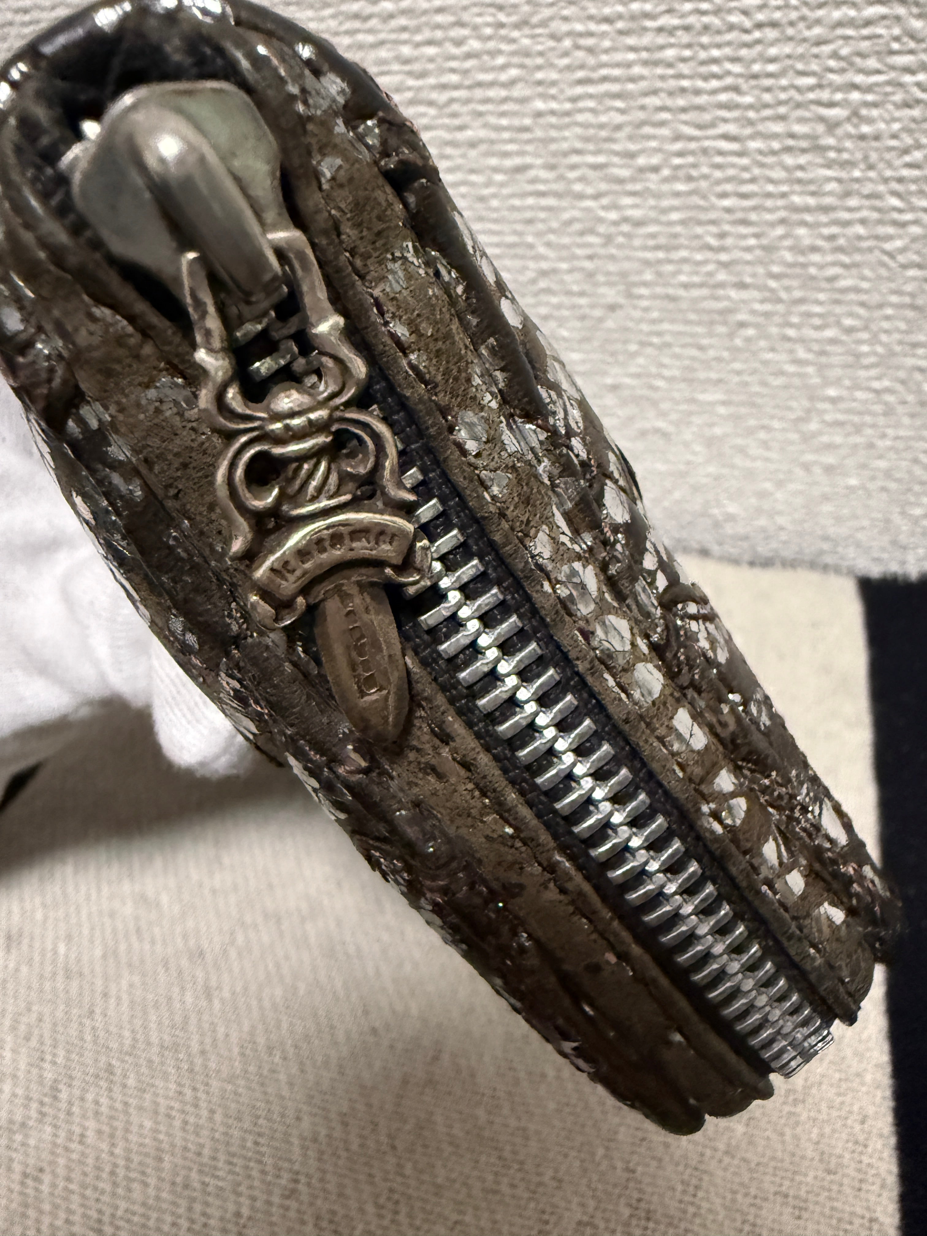 【CHROME HEARTS】CEMETERY CROSS QUILTED PATCHES REC F ZIP WALLET