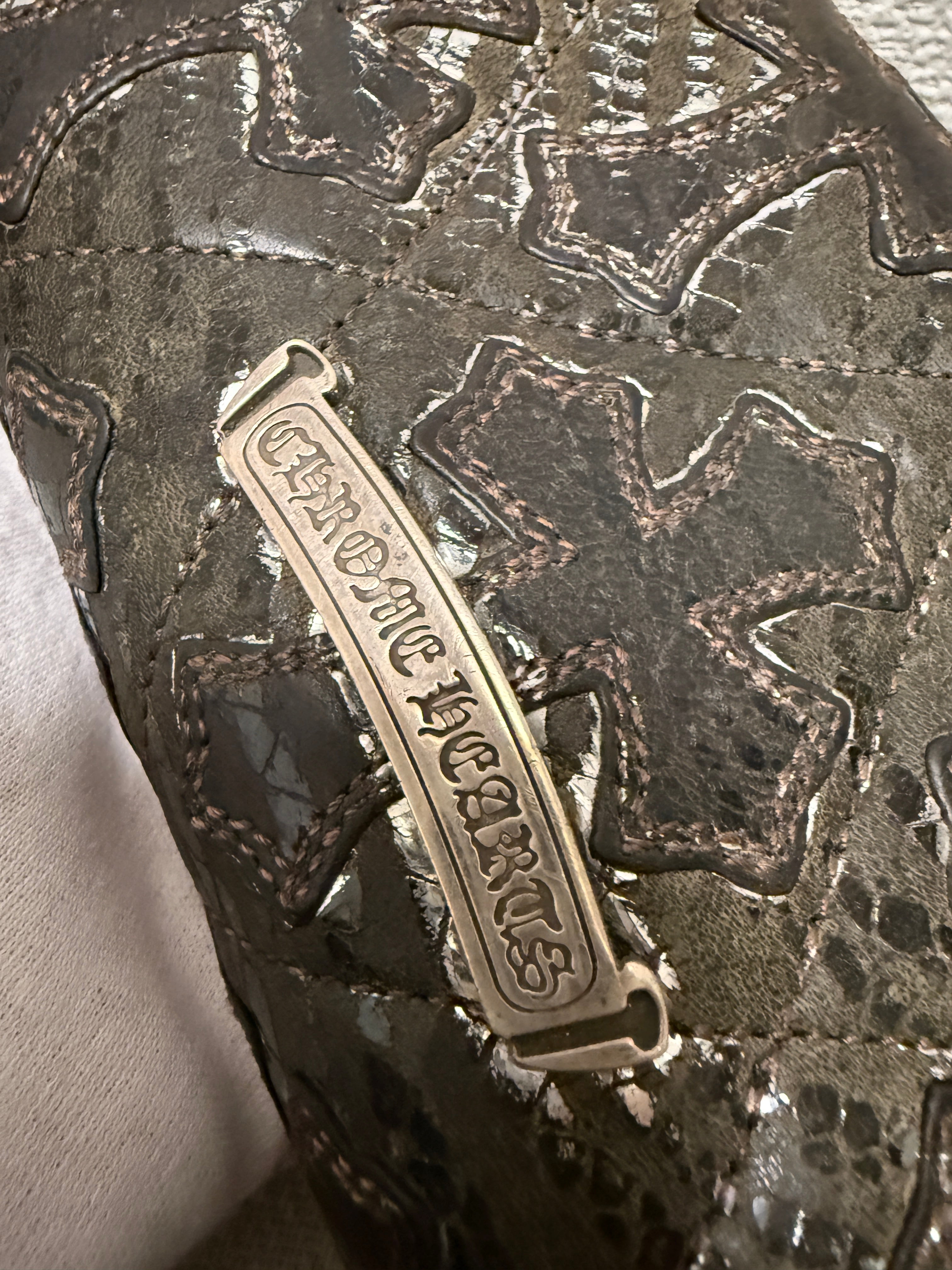 【CHROME HEARTS】CEMETERY CROSS QUILTED PATCHES REC F ZIP WALLET