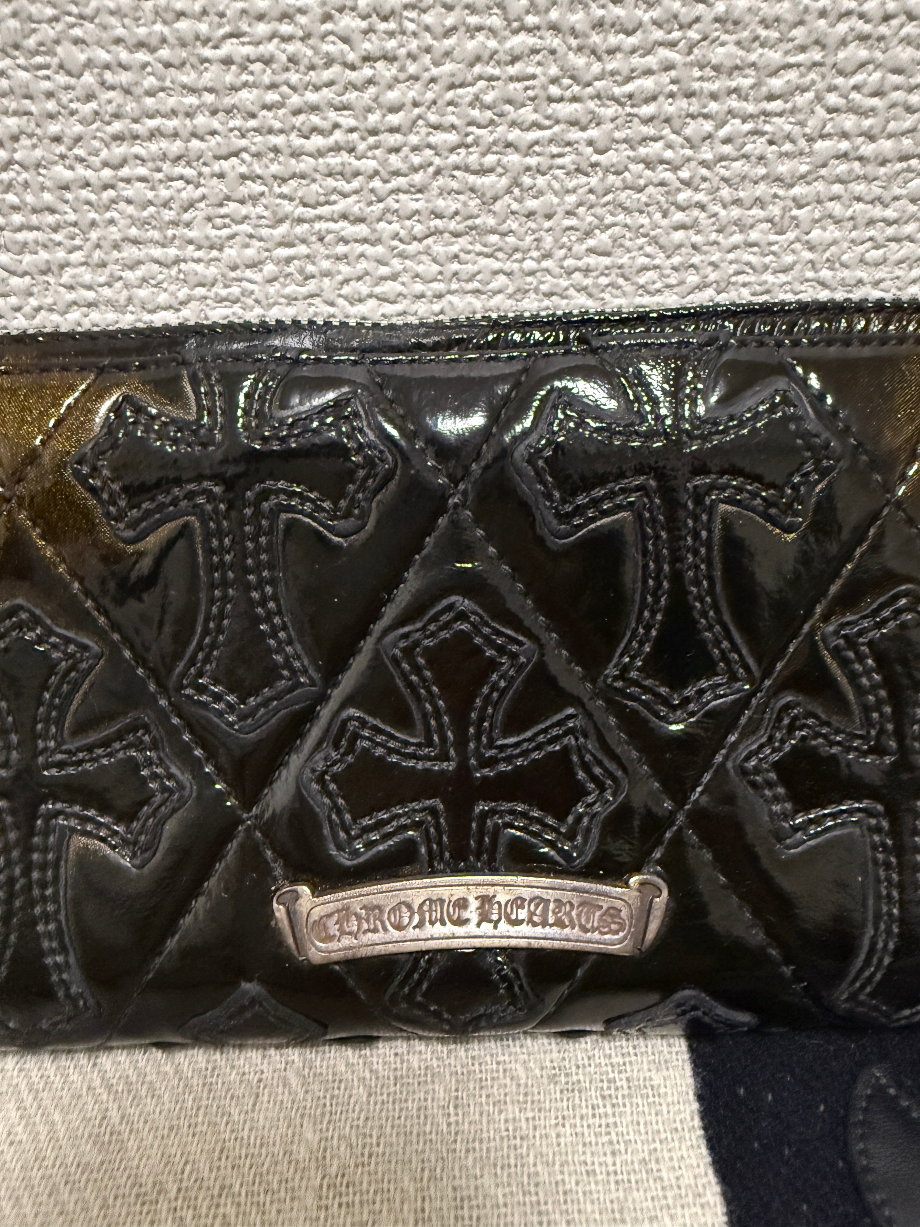 【CHROME HEARTS】QUILTED PATENT REC F ZIP WALLET