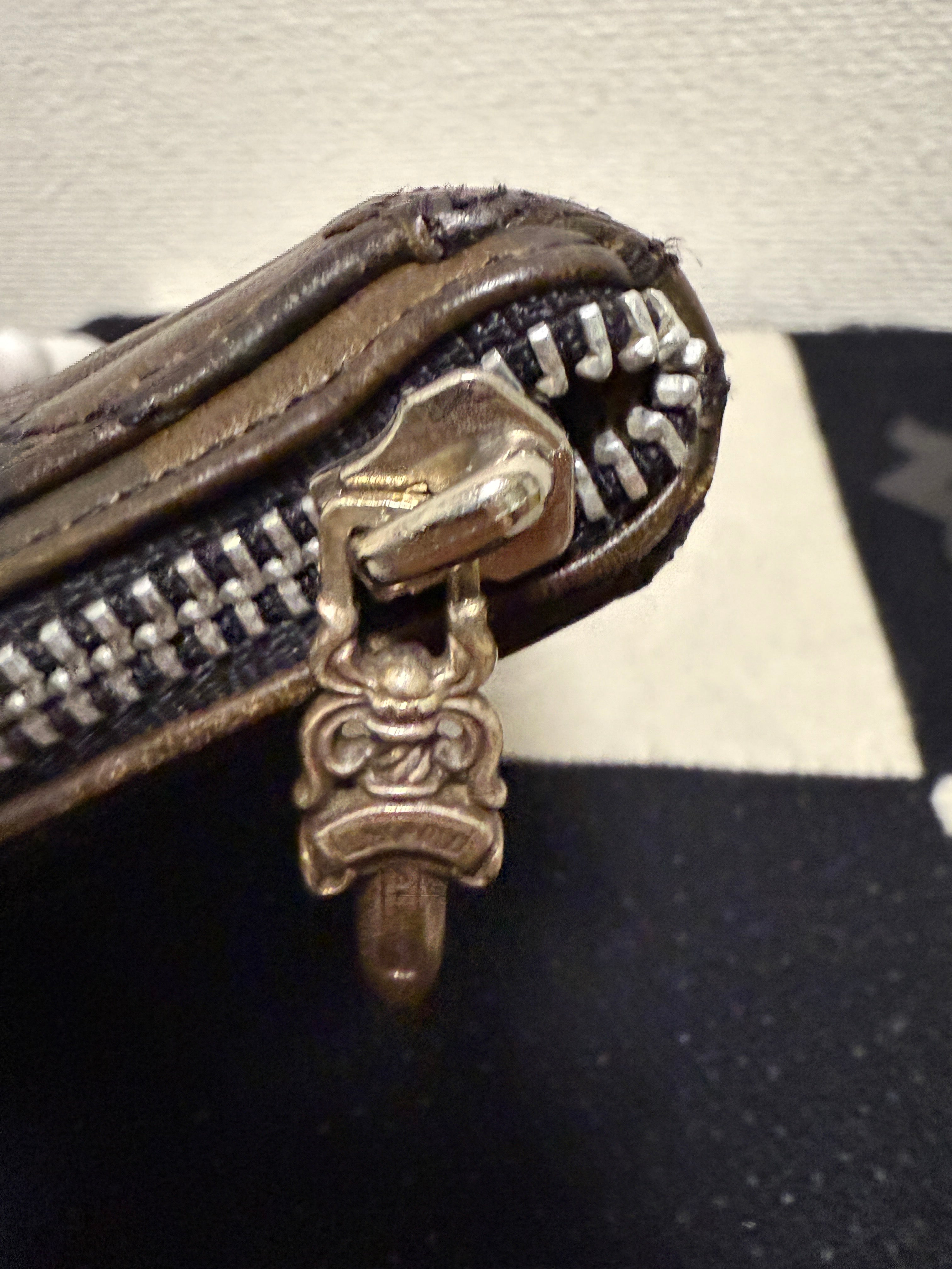 【CHROME HEARTS】CAMO CEMETERY CROSS QUILTED PATCHES REC F ZIP WALLET