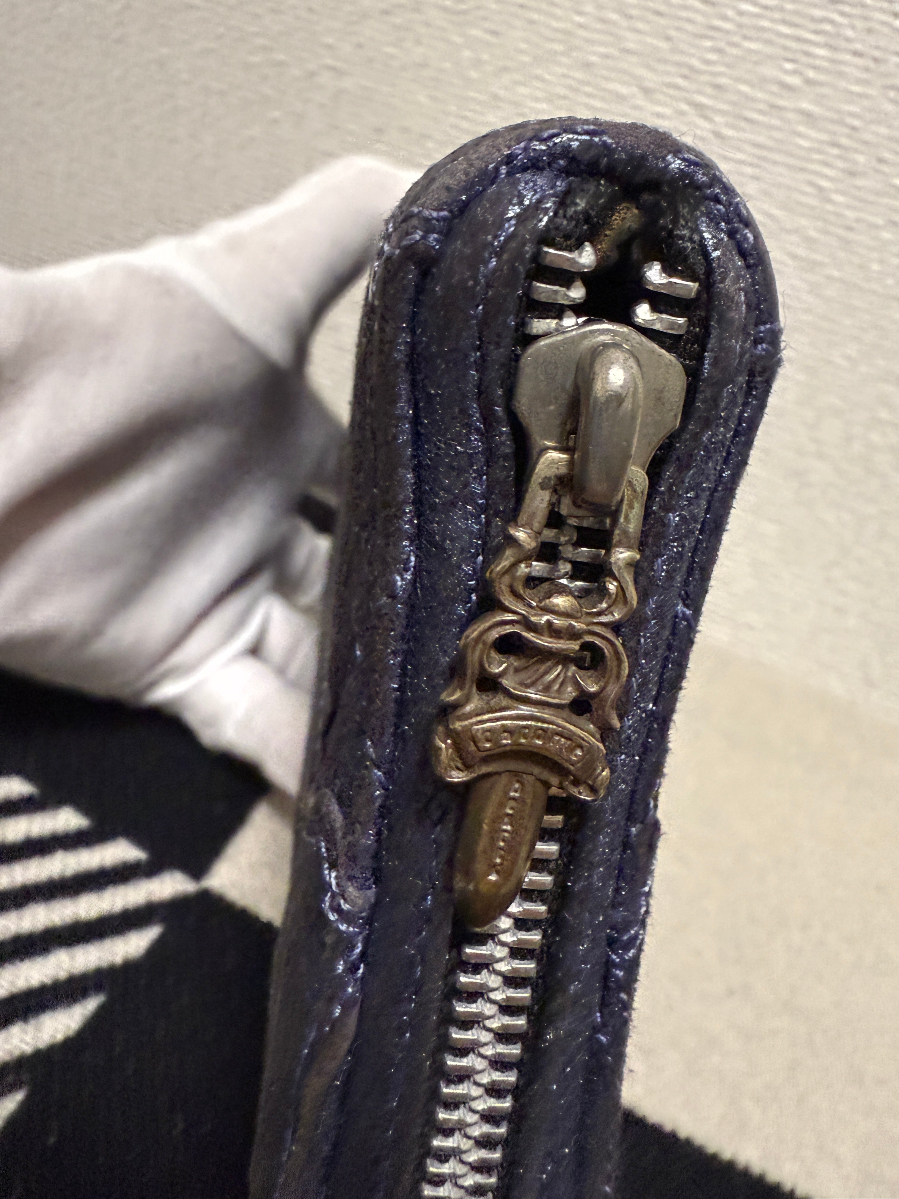 【CHROME HEARTS】CEMETERY CROSS QUILTED PATCHES METALLIC REC F ZIP WALLET