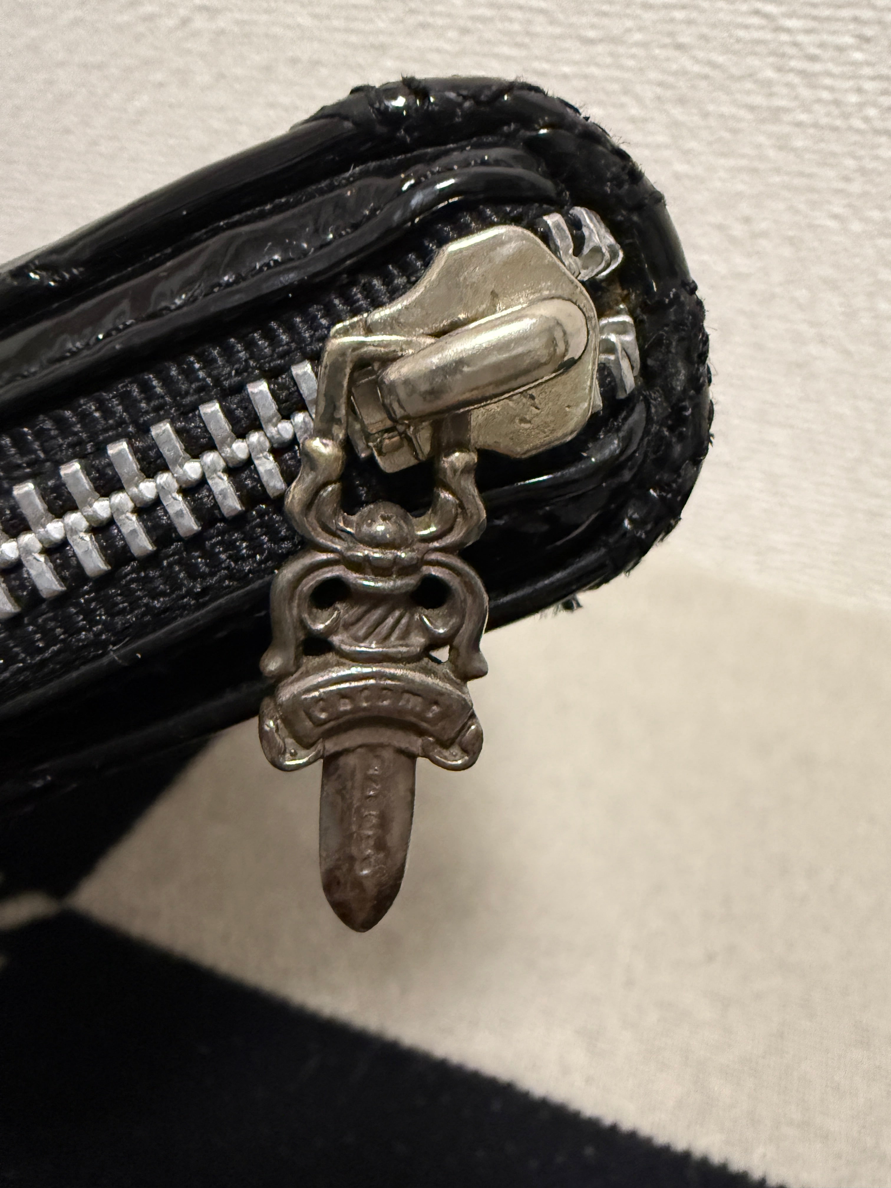 【CHROME HEARTS】QUILTED PATENT REC F ZIP WALLET