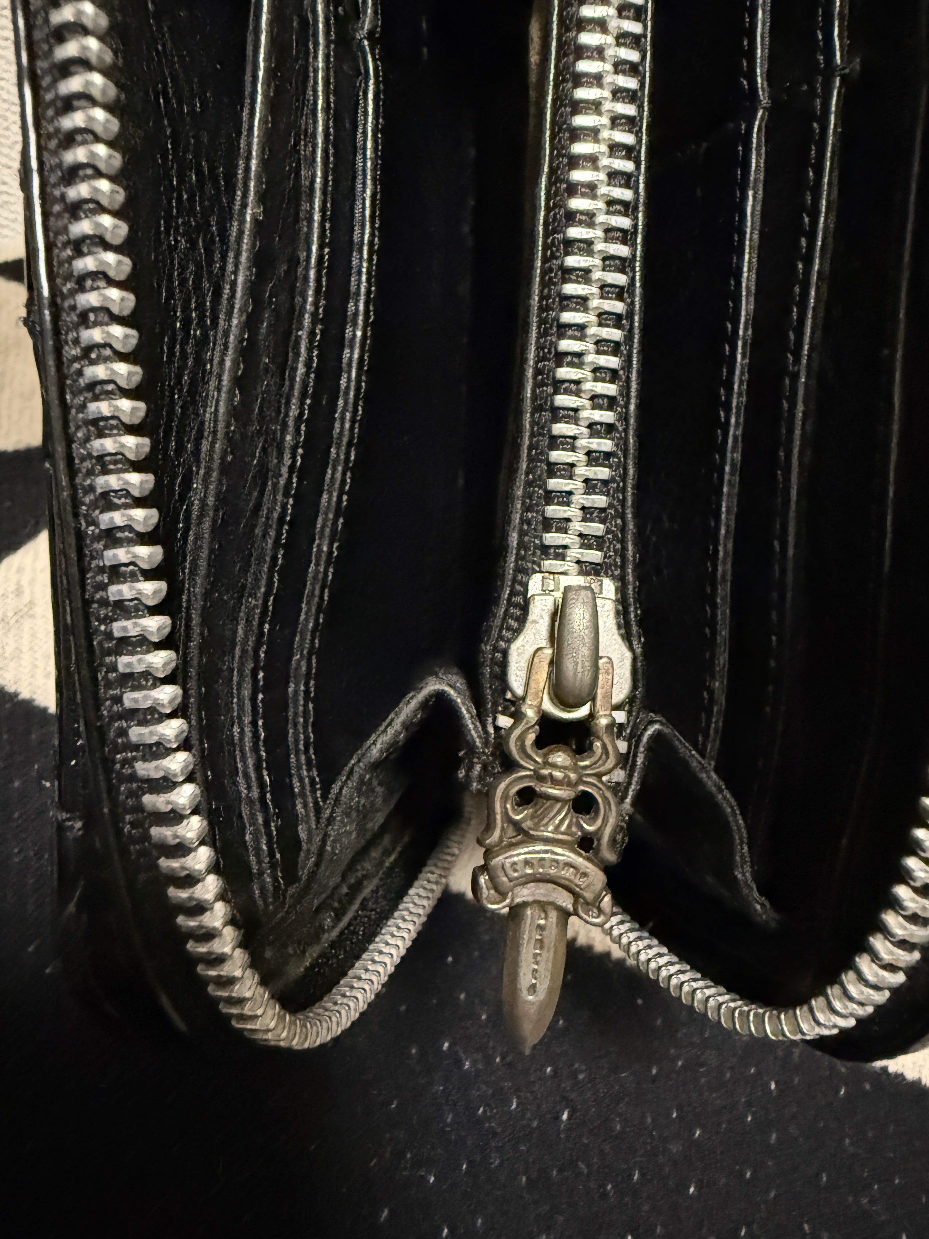 【CHROME HEARTS】QUILTED PATENT REC F ZIP WALLET