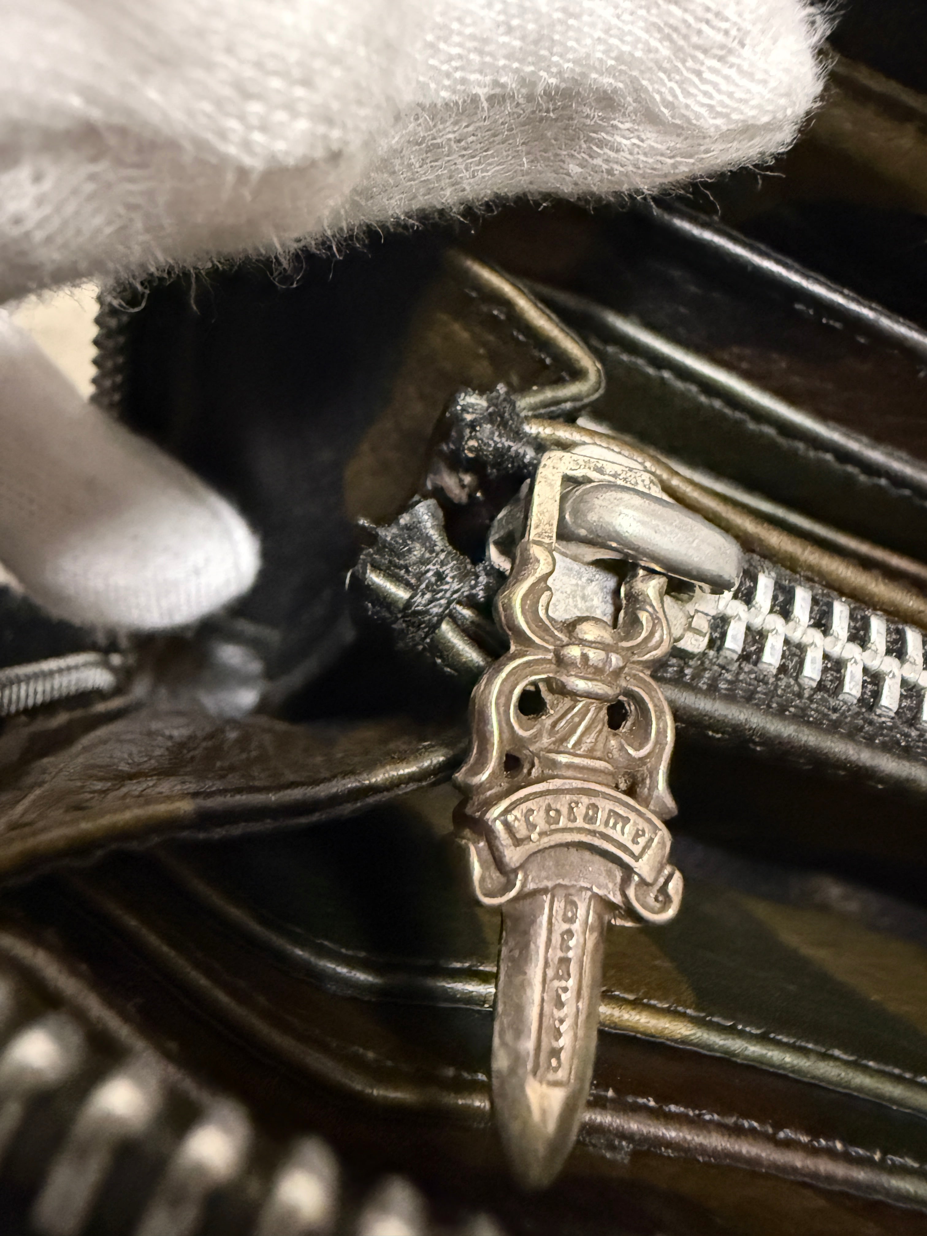 【CHROME HEARTS】CAMO CEMETERY CROSS QUILTED PATCHES REC F ZIP WALLET