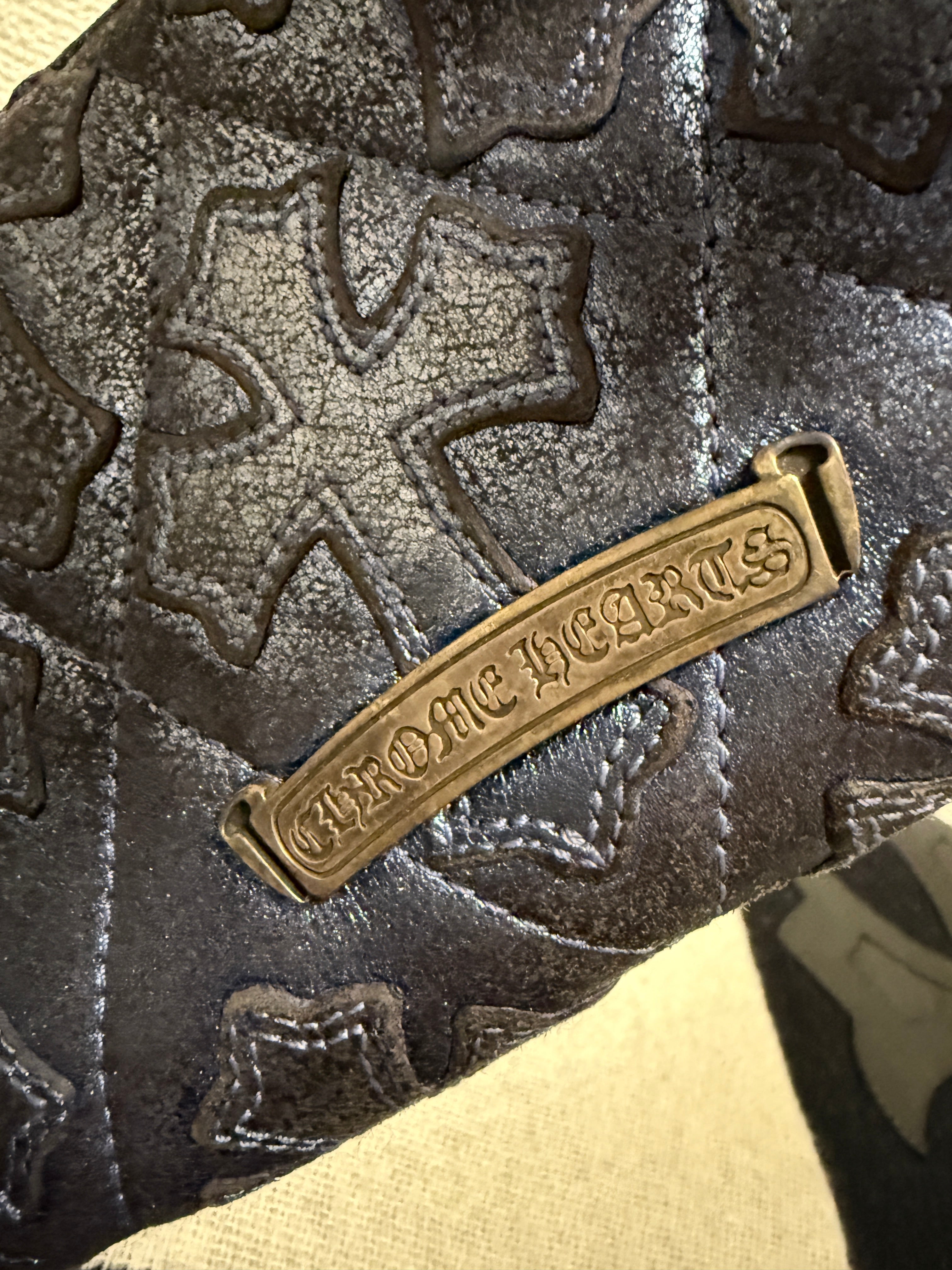 【CHROME HEARTS】CEMETERY CROSS QUILTED PATCHES METALLIC REC F ZIP WALLET